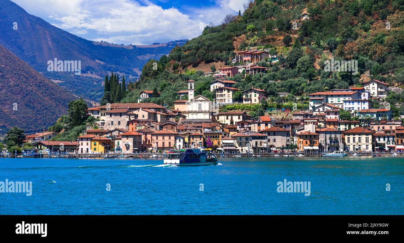 scenario dei laghi italiani. Lago magico Iseo . bellissima isola di Monte Isola e Peschiera Maraglio paese. Italia, provincia di Brescia Foto Stock