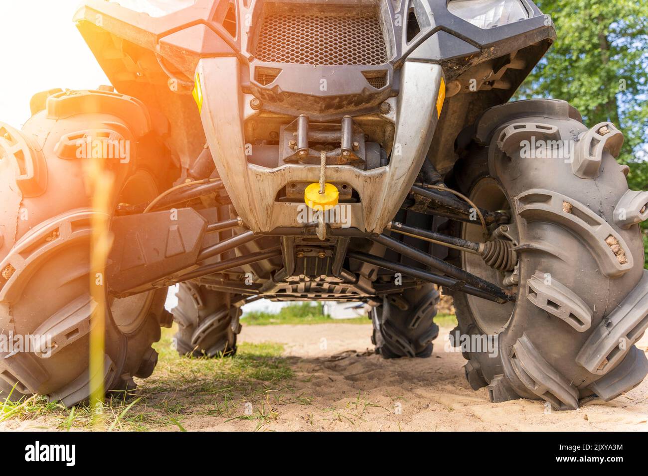 Vista frontale e dal basso dell'ATV in piedi su un terreno sabbioso Foto Stock