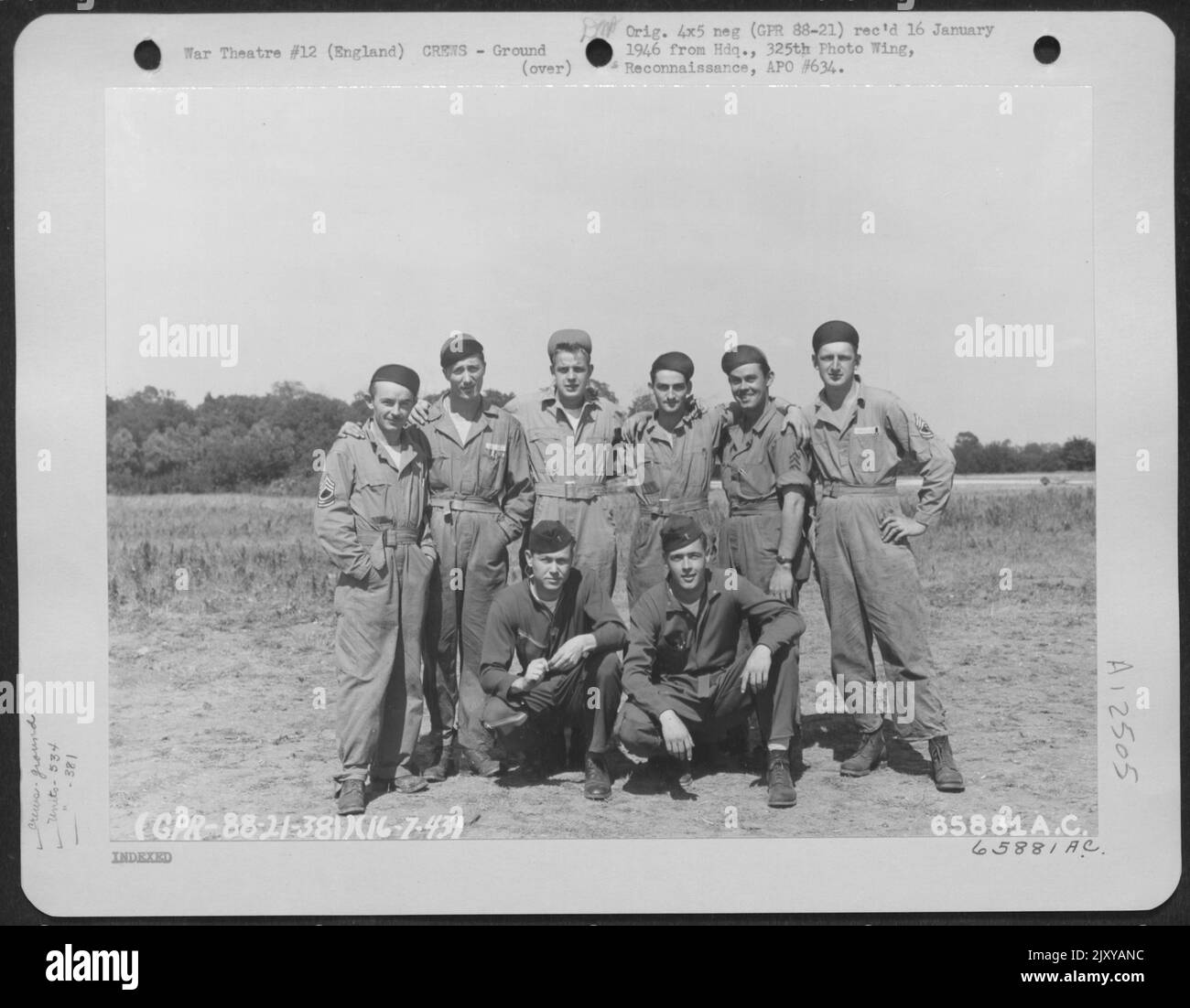 Ingegneri ufficiali, Line Chiefs e Flight Chiefs dello Squadrone delle bombe 534Th, 381st Bomb Group presso 8th Air Force base 167, Inghilterra. 16 luglio 1943. Foto Stock