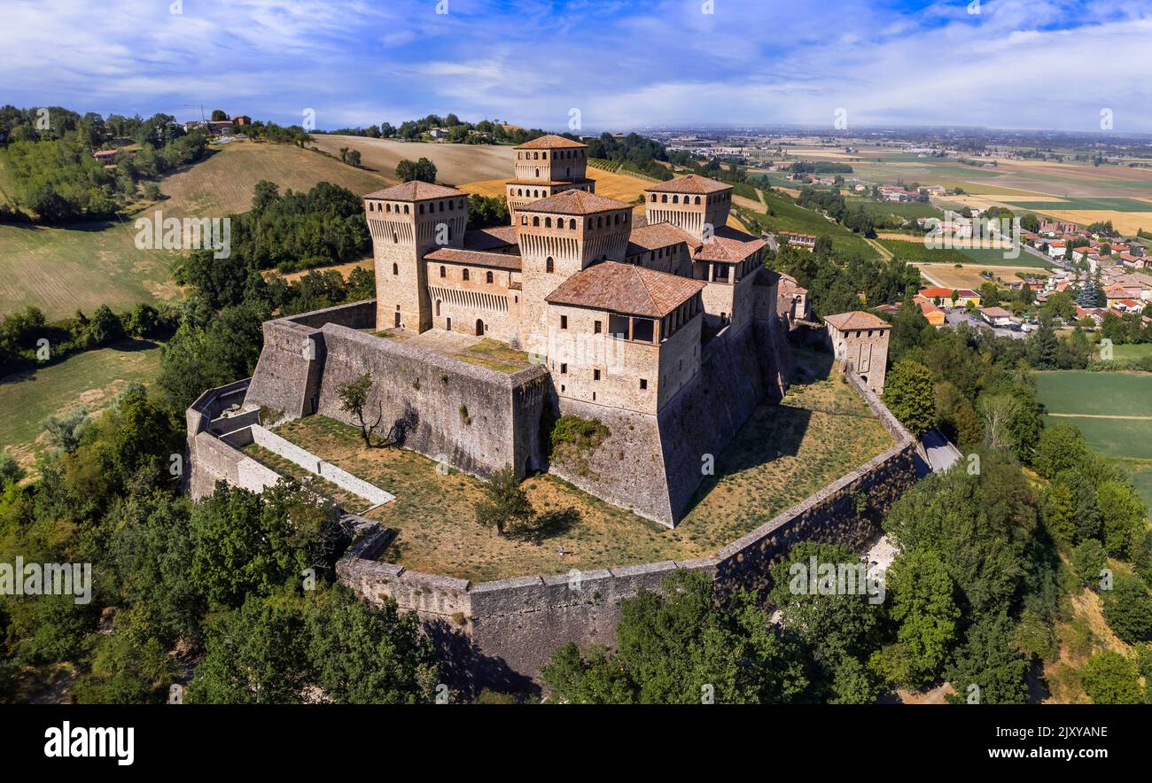 Uno dei castelli medievali più famosi e belli d'Italia - Torrechiara storica in Emilia Romagna, veduta aerea Foto Stock