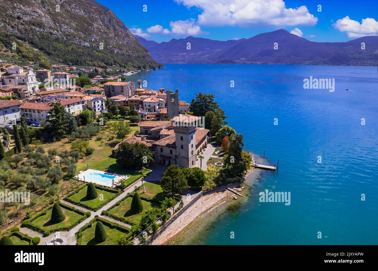 Romantico bellissimo lago d'Iseo, vista aerea dell'idilliaco villaggio di Predore circondato da montagne. Italia , provincia di Bergamo Foto Stock