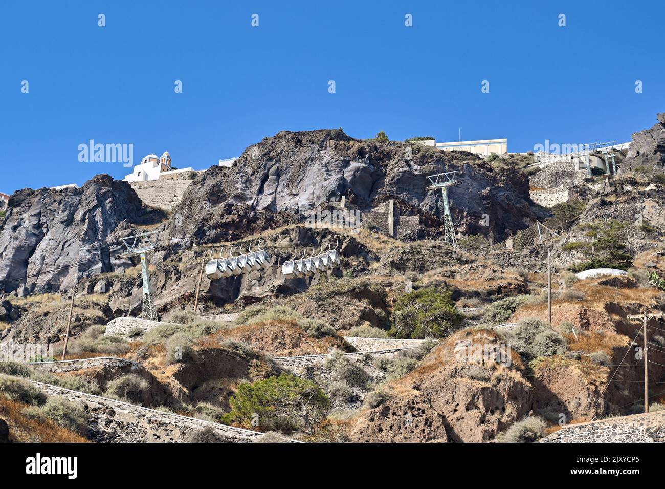 Fira, Santorini, Grecia - 2022 giugno: Funivie che salgono sulla scogliera fino alla città di Fira Foto Stock