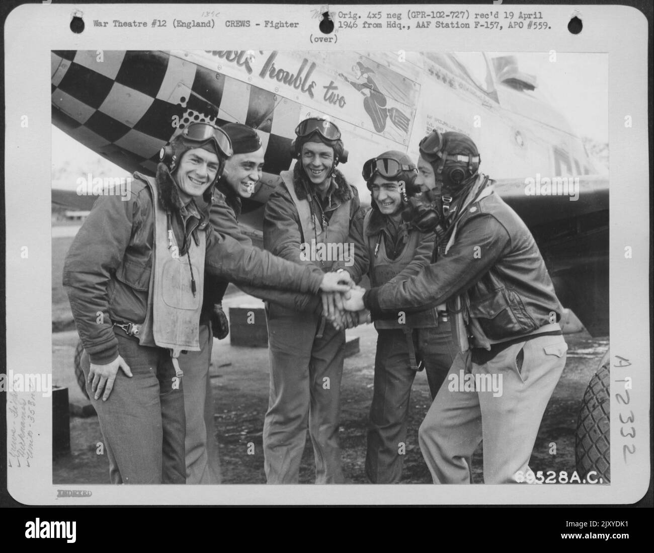 I piloti del 353rd Fighter Group si augurano fortuna prima di decolorarsi dalla loro base inglese per far scorta alle loro Big Sisters - Heavy Bombers - in una missione sulle installazioni Enemy. Il Colonnello William B. Bailey'S North American P-57 'Double Trouble T Foto Stock