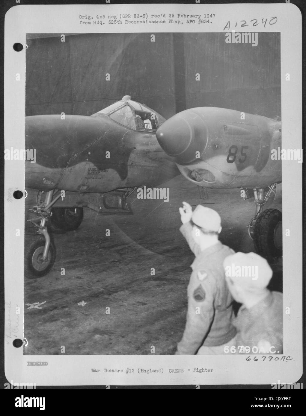 Il generale James H. Doolittle, comandante generale dell'aviazione militare US 8th in Inghilterra, ha l'impressione di questo aereo da combattimento Lockheed P-38 'Lightning' poco prima che decolli per un breve volo. 23 marzo 1944. Foto Stock