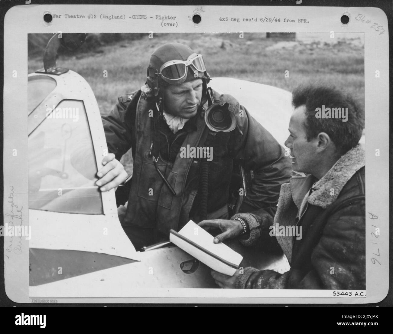 INGHILTERRA-col. Glenn E. Duncan, Houston, Texas, ritorna nella sua Repubblica P-47 Thunderbolt 'dove of Peace', la prima P-47 a volare su Berlino. Viene accolto dal suo capo equipaggio. Foto Stock
