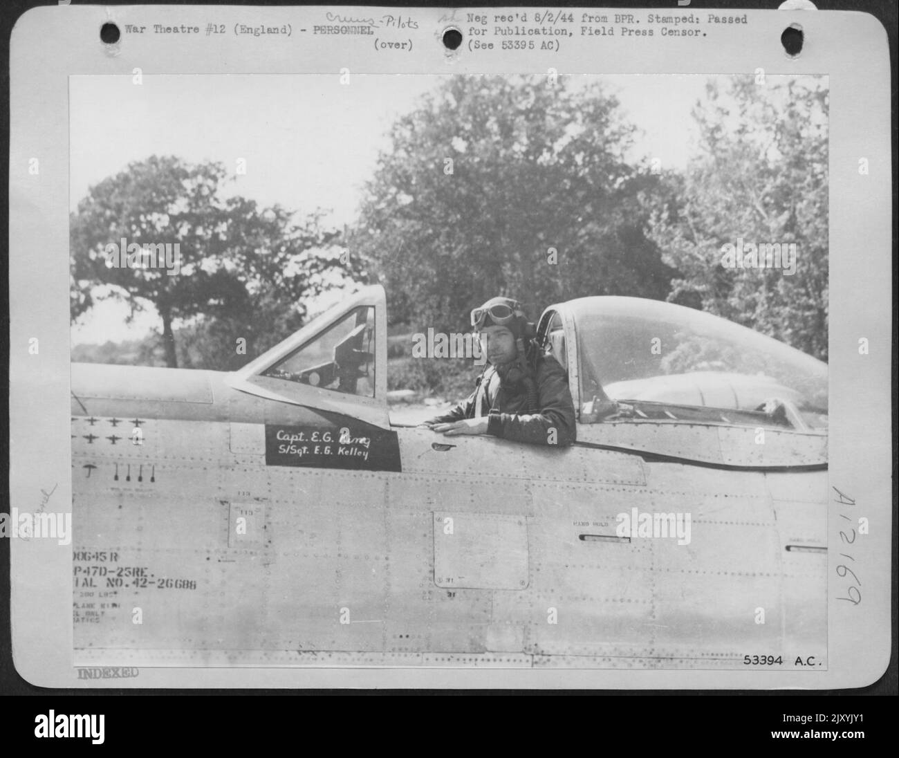 INGHILTERRA-Capt. Edmund G. King, Columbus, GA., 9th Air Force Republic P-47 Thunderbolt Pilot, che insieme al suo fratello gemello, Everett G., ofrm una squadra inseparabile in un 9th Fighter-Bomber Group comandato dal Colonnello William S. Schwartz, Houston, Texas. Foto Stock
