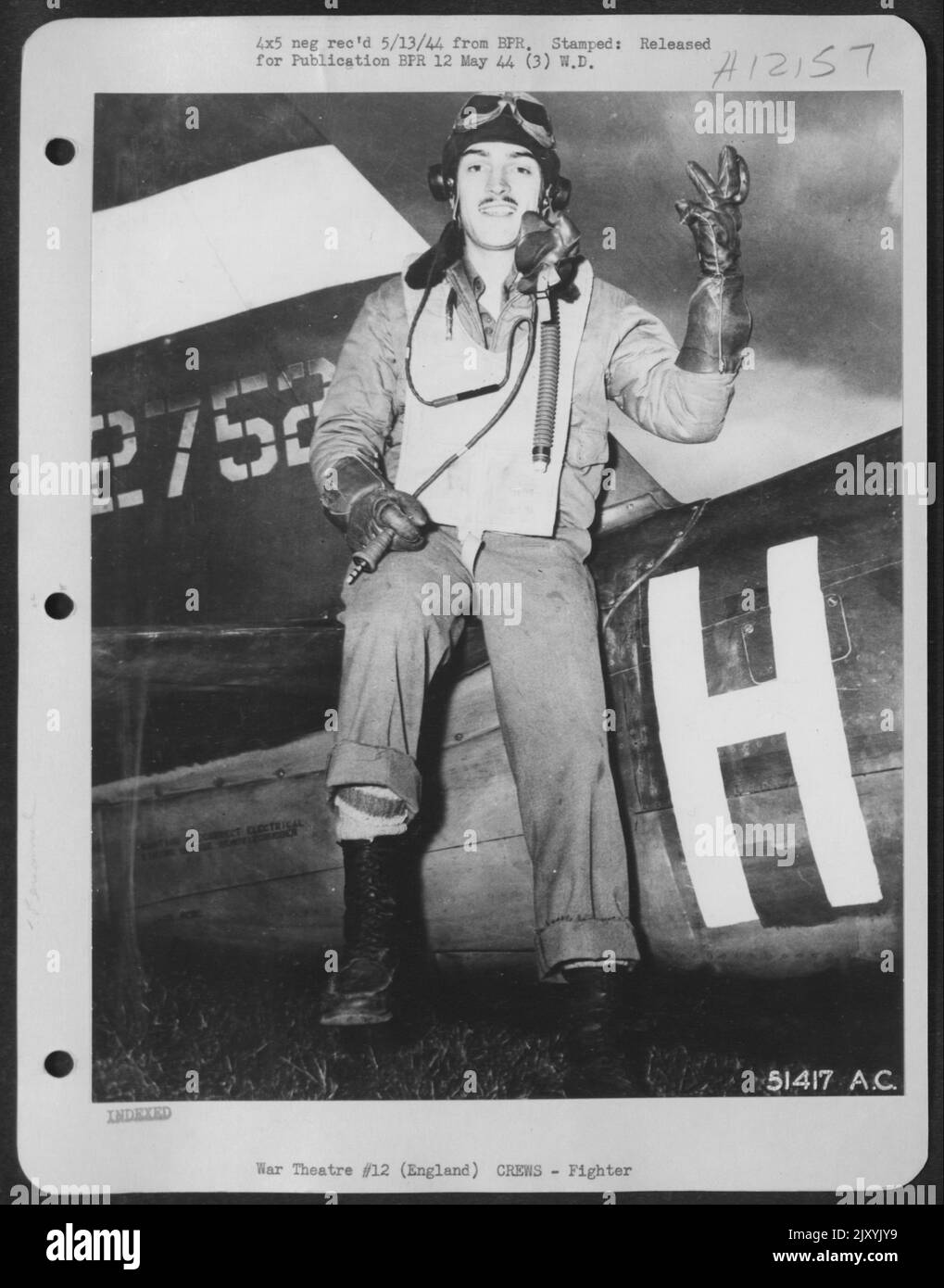 Martin H. Johnson, Jr., di Scott St., ofrt Worth, Texas, Annunciando la distruzione di tre aerei nazisti nella Francia occupata dai nemici. Johnson, dopo aver scortato i pesanti bombardieri dell'AAF, ha ottenuto tutte e tre le sue vittime a terra durante il suo viaggio a casa Foto Stock