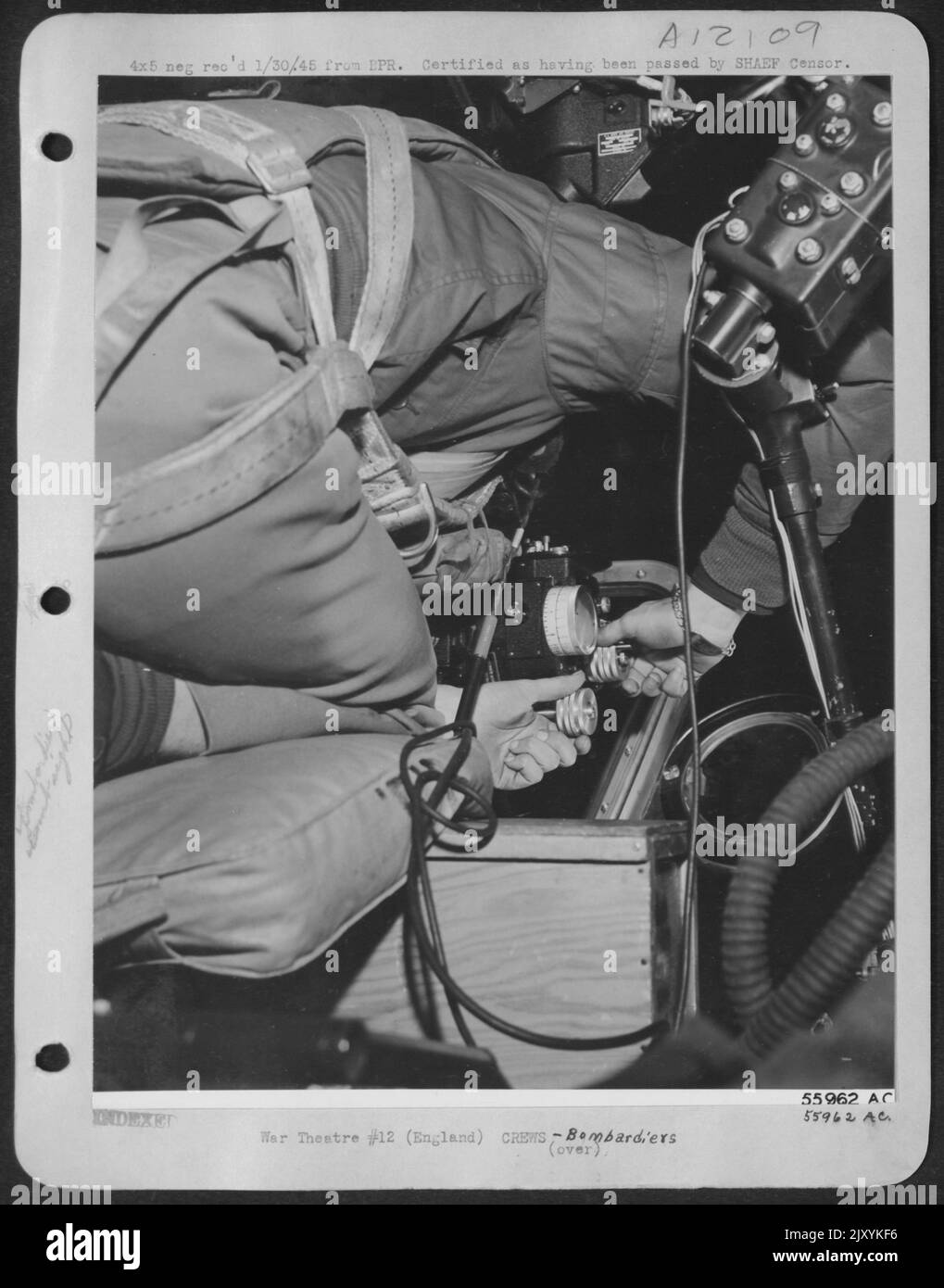 Il Bombardier 1st Lt. Owen G. Cooper, Baltimora, Md., è mostrato nella posizione esatta in cui deve trovarsi quando fa funzionare il bombardamento. Accovacciato sopra la vista della bomba con il suo occhio incollato al meccanismo di avvistamento, il suo corpo è molto anito. Non appena il bombardamento Foto Stock