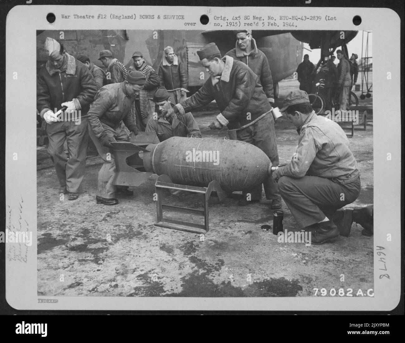 I membri di un equipaggio di Ordnance del 93rd Bomb Group, Hardwick, Inghilterra, preparano Una bomba per l'azione montando le alette di coda e inserendo il fusibile. (Da sinistra a destra) Pvt Leo P. Crandon, Tampa, Fla., PFC. Peter Yakubik, Cambridge, Ohio; T/Sgt. Glenn G. Baird, Foto Stock