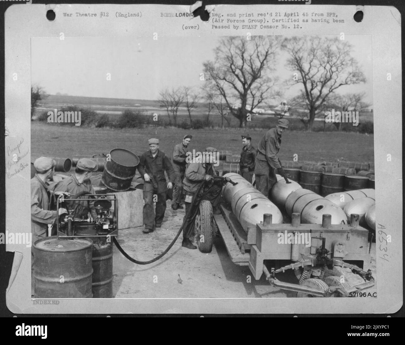 Gli uomini dell'ordine preparano le bombe per l'aereo che le porterà. Gli uomini dell'equipaggio sono stati informati da 1st Lt. William R. Sincock, di Calumet, Mah, Operations Officer, che ha avvertito gli equipaggi taht 'la bomba non è pericolosa, se ragionevole cura è esercitata.' Foto Stock