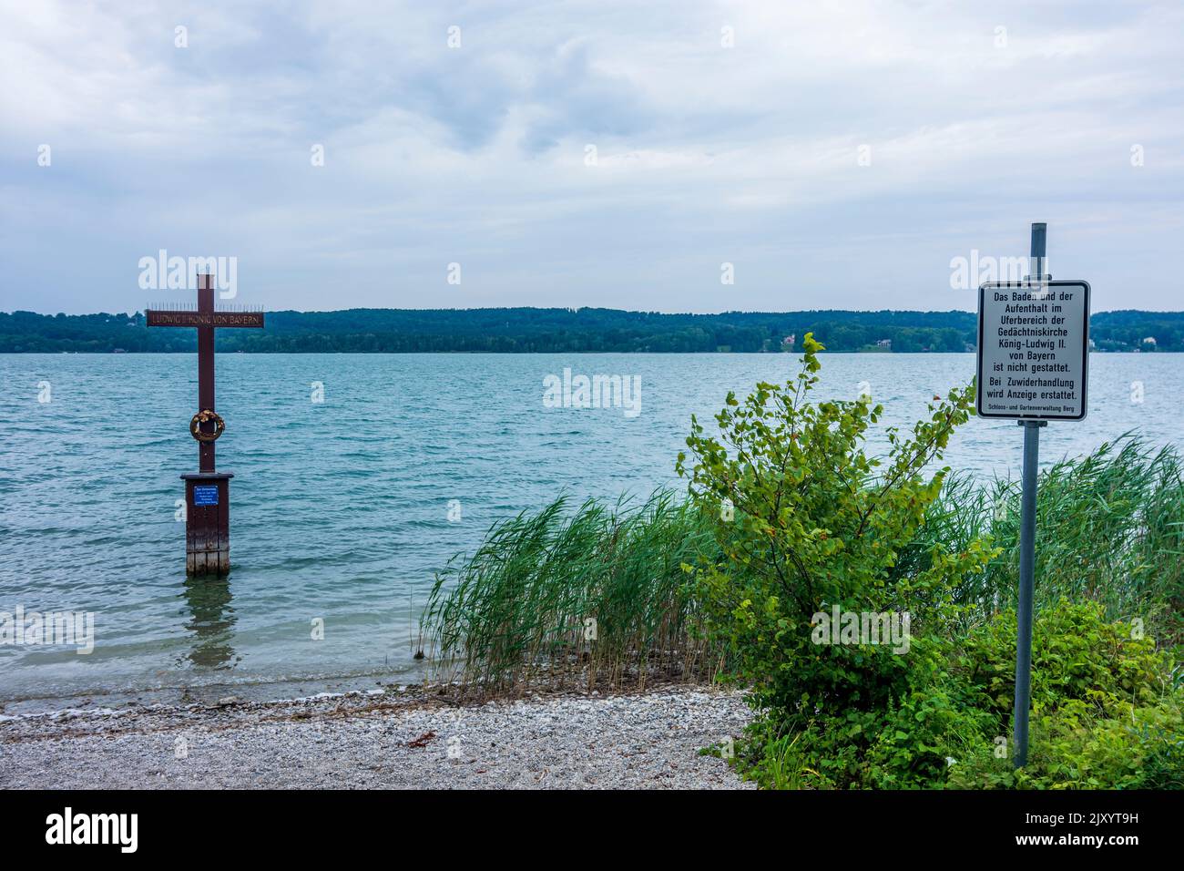 Berg: lago di Starnberg con croce, dove il corpo del re Ludovico II è stato trovato nel lago la Domenica di Pentecoste, 13 giugno 1886. In Oberbayern, Starnb Foto Stock