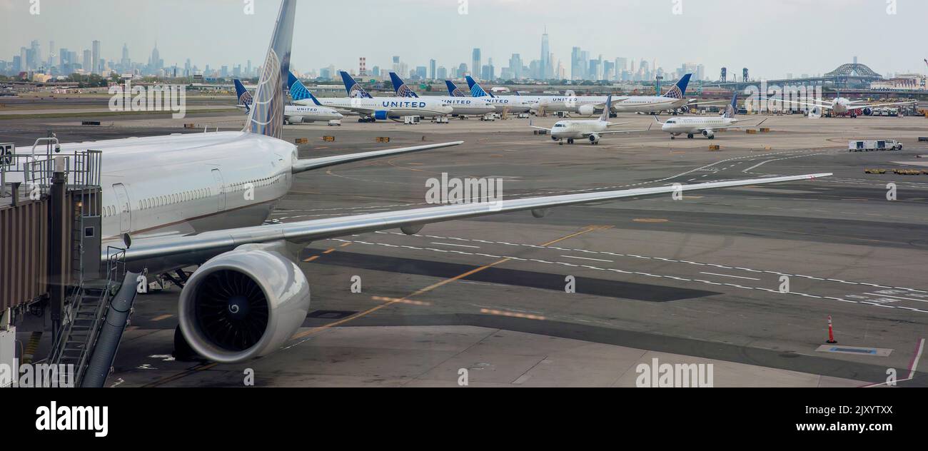 Skyline di Manhattan visto dall'Aeroporto di Newark, New Jersey. STATI UNITI Foto Stock