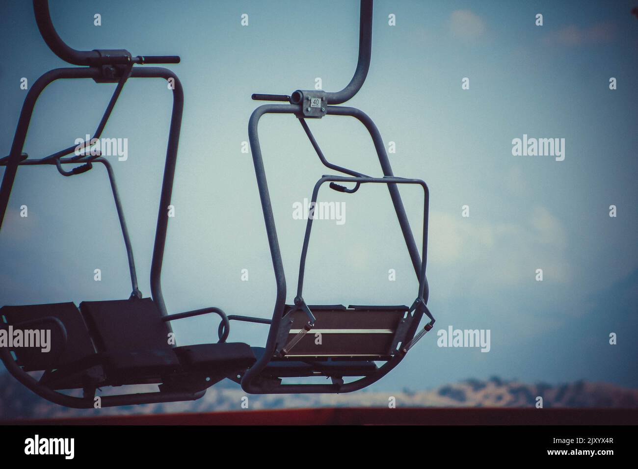 Sistema di cabinovia che raggiunge il Monte Babadag dalla costa del Mar Morto, posti a sedere liberi, focus selettivo Foto Stock