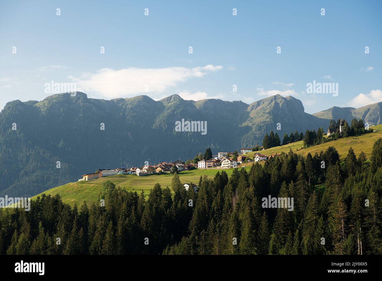 Il villaggio di Flerden nelle Alpi svizzere (Svizzera) Foto Stock