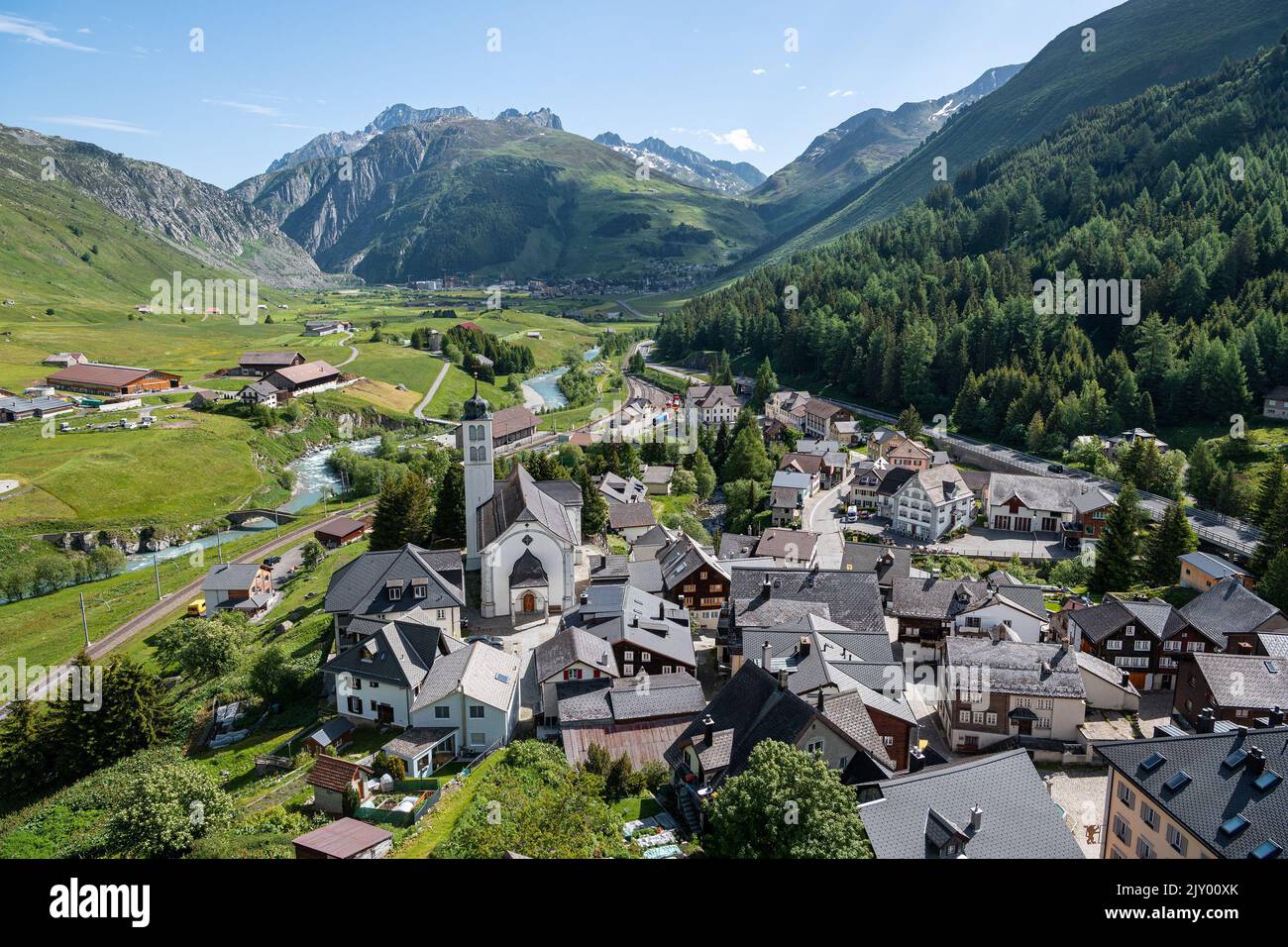 Il villaggio Hospental nelle Alpi svizzere (Svizzera), Andermatt sullo sfondo Foto Stock