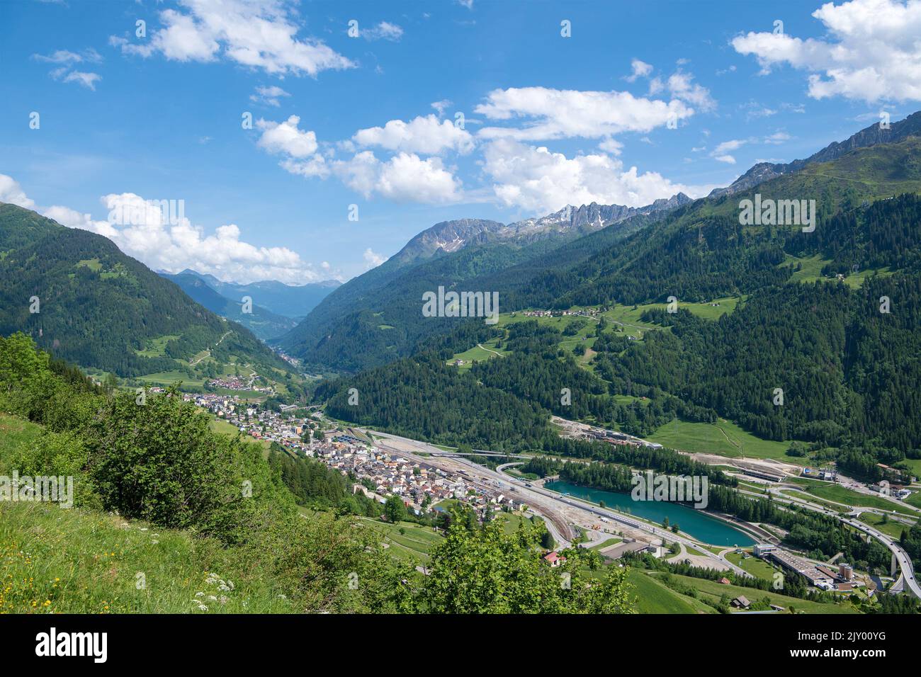 Il villaggio di Airolo nelle Alpi svizzere (Svizzera) Foto Stock