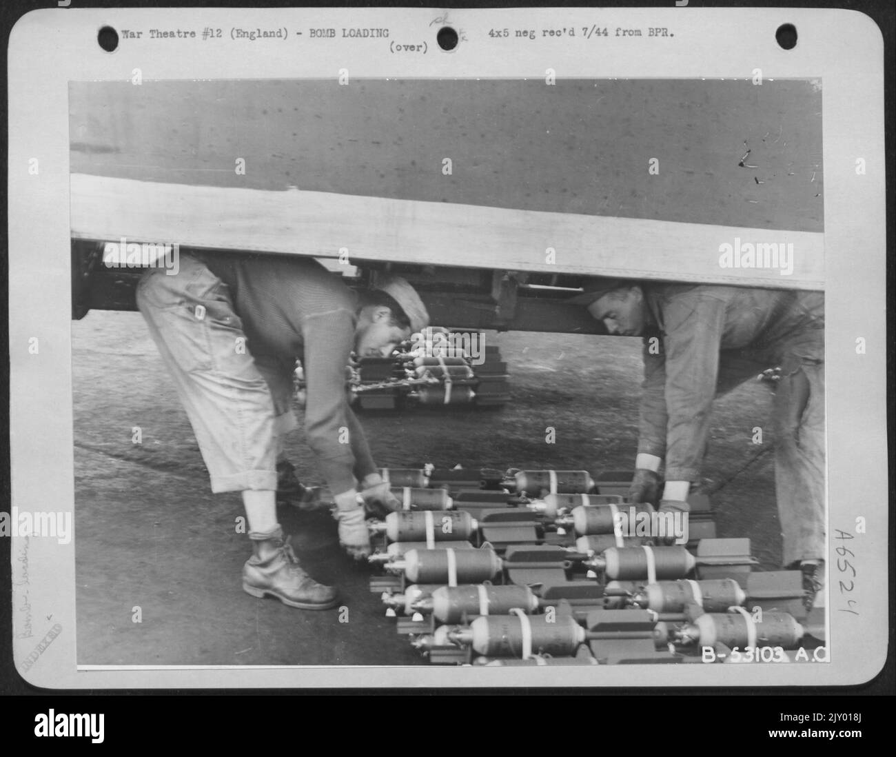 Le bombe sono state caricate in un Boeing B-17 Flying OFRTRESS per aiutare l'esercito di invasione a penetrare la ofrtress di Hitler sul secondo fronte. Il rimorchio trasporta l'intero carico di 100-pounders, il ofrtress 'chug-A-Lug IV' cadrà, in uno del giorno Foto Stock