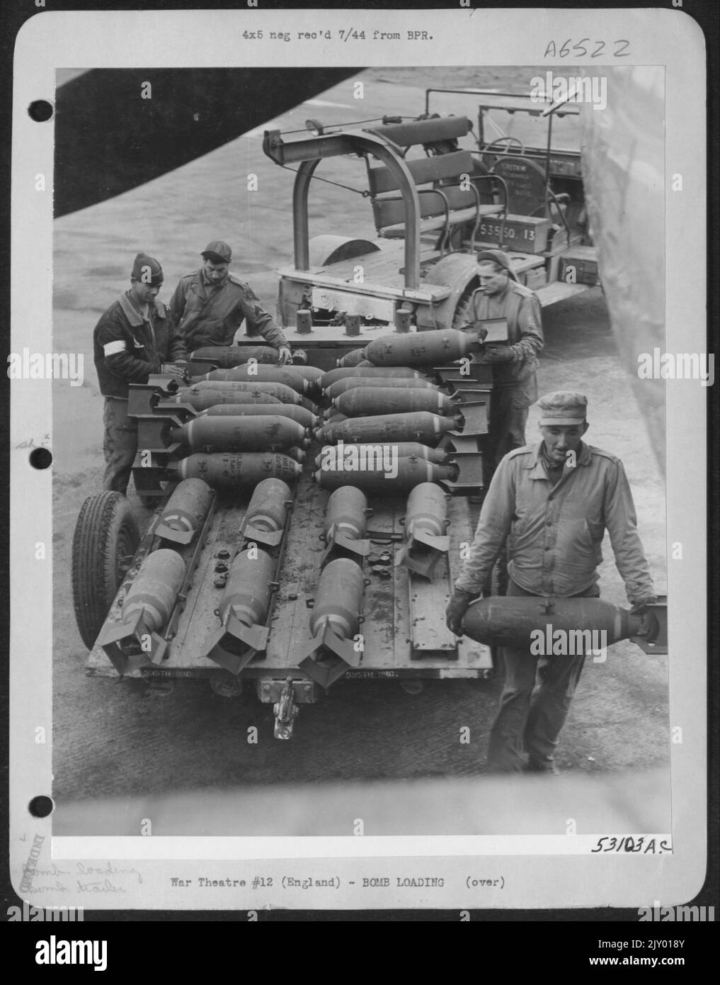 Le bombe sono state caricate in un Boeing B-17 Flying OFRTRESS per aiutare l'esercito di invasione a penetrare la ofrtress di Hitler sul secondo fronte. Il rimorchio trasporta l'intero carico di 100-pounders, il ofrtress 'chug-A-Lug IV' cadrà, in uno del giorno Foto Stock