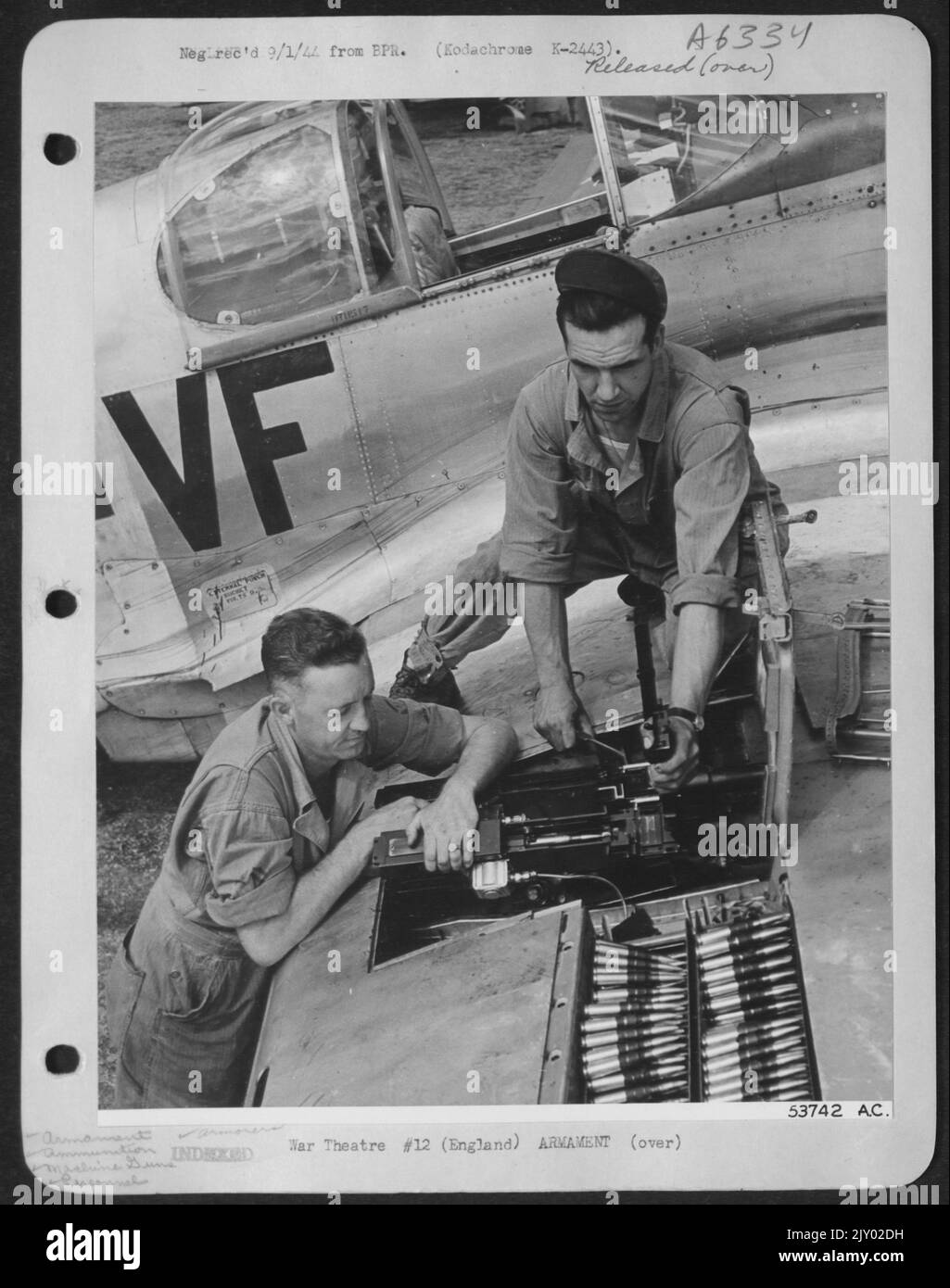 INGHILTERRA-da sinistra a destra: CPL. Burton Platt di Hattiesburg, Miss. E CPL. Wilton di Saginaw, Michigan., entrambi gli armatori, sono mostrati rimuovendo munizioni dal vivo da mitragliatrici calibro .50 nell'ala di un aereo da combattimento P-51. Foto Stock