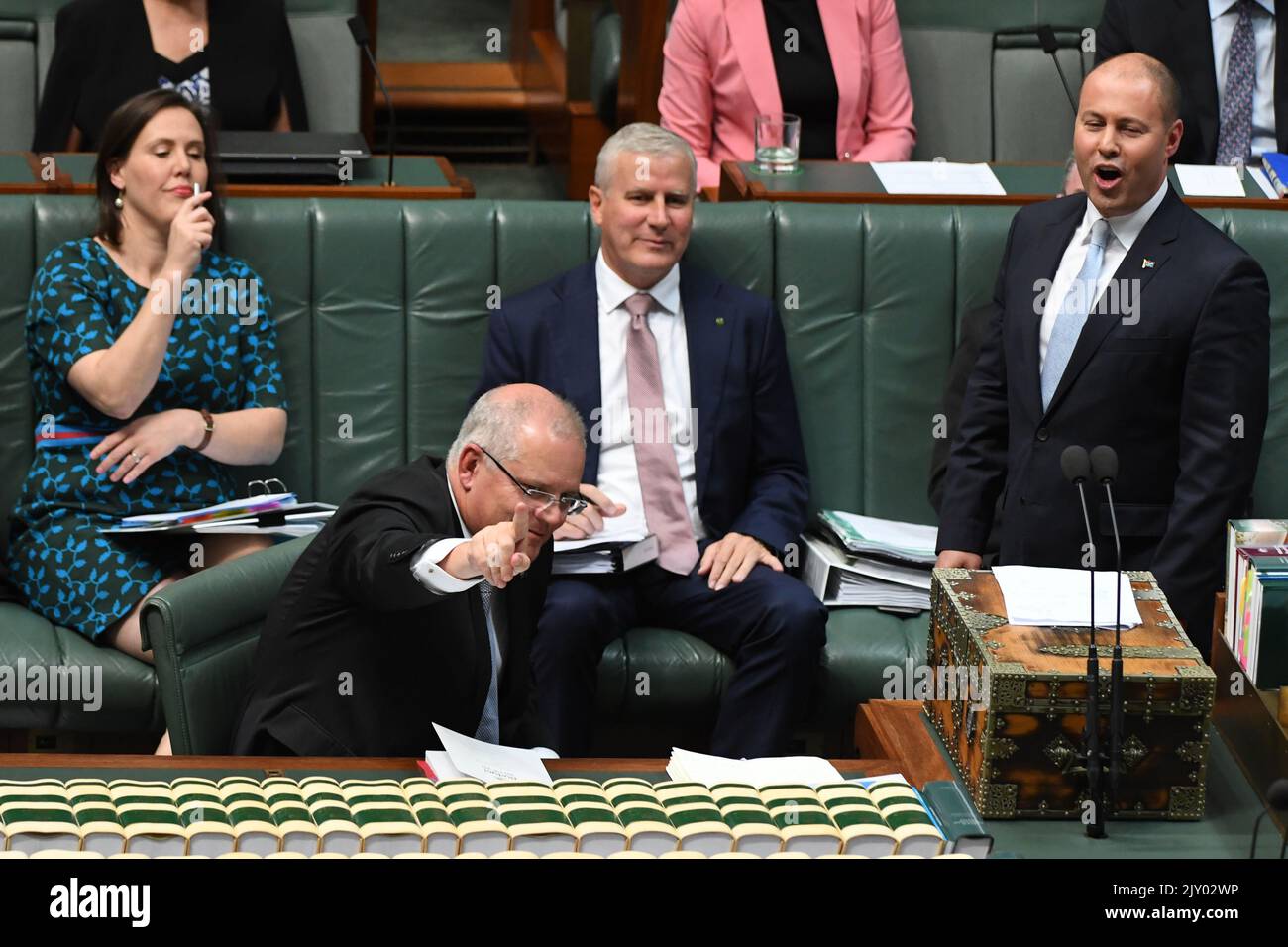 Il primo ministro Scott Morrison reagisce mentre il tesoriere Josh Frydenberg interviene alla Despatch Box durante il tempo delle interrogazioni alla Camera dei rappresentanti, al Parlamento, a Canberra, mercoledì 3 aprile 2019 (AAP Image/Sam Mooy) Foto Stock