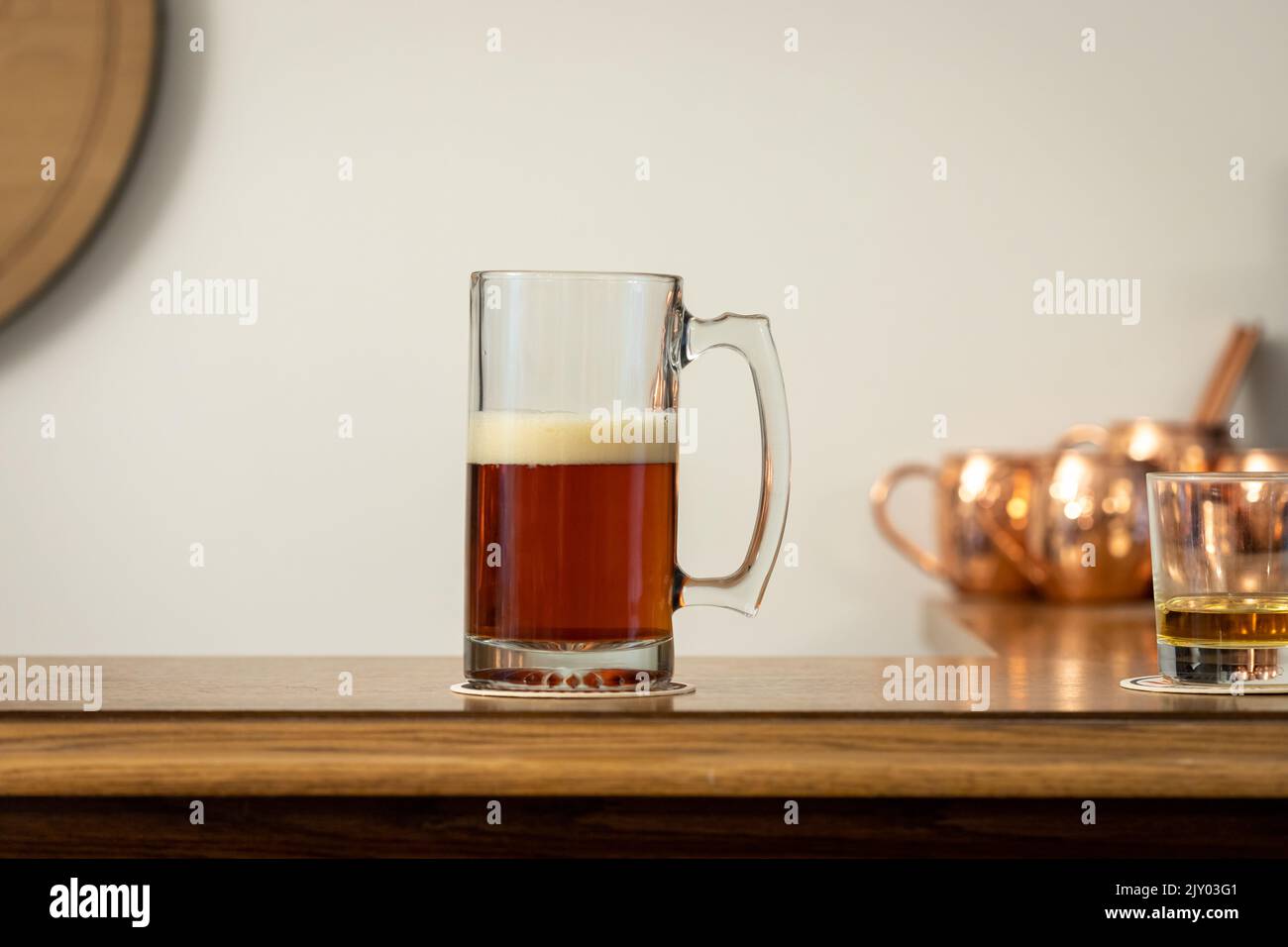 Stein di birra con schiuma di schiuma su Bar di legno Foto Stock