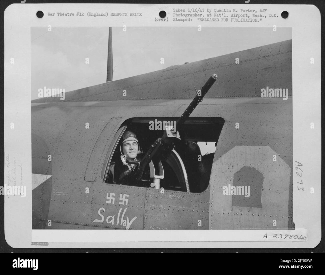 S/Sgt. Clarence E. Winchell, 846 ofrest Ave., Oak Park, Ill., mans una pistola a vita sul Boeing B-17 Flying OFRTRESS 'Memphis Belle.' Foto Stock