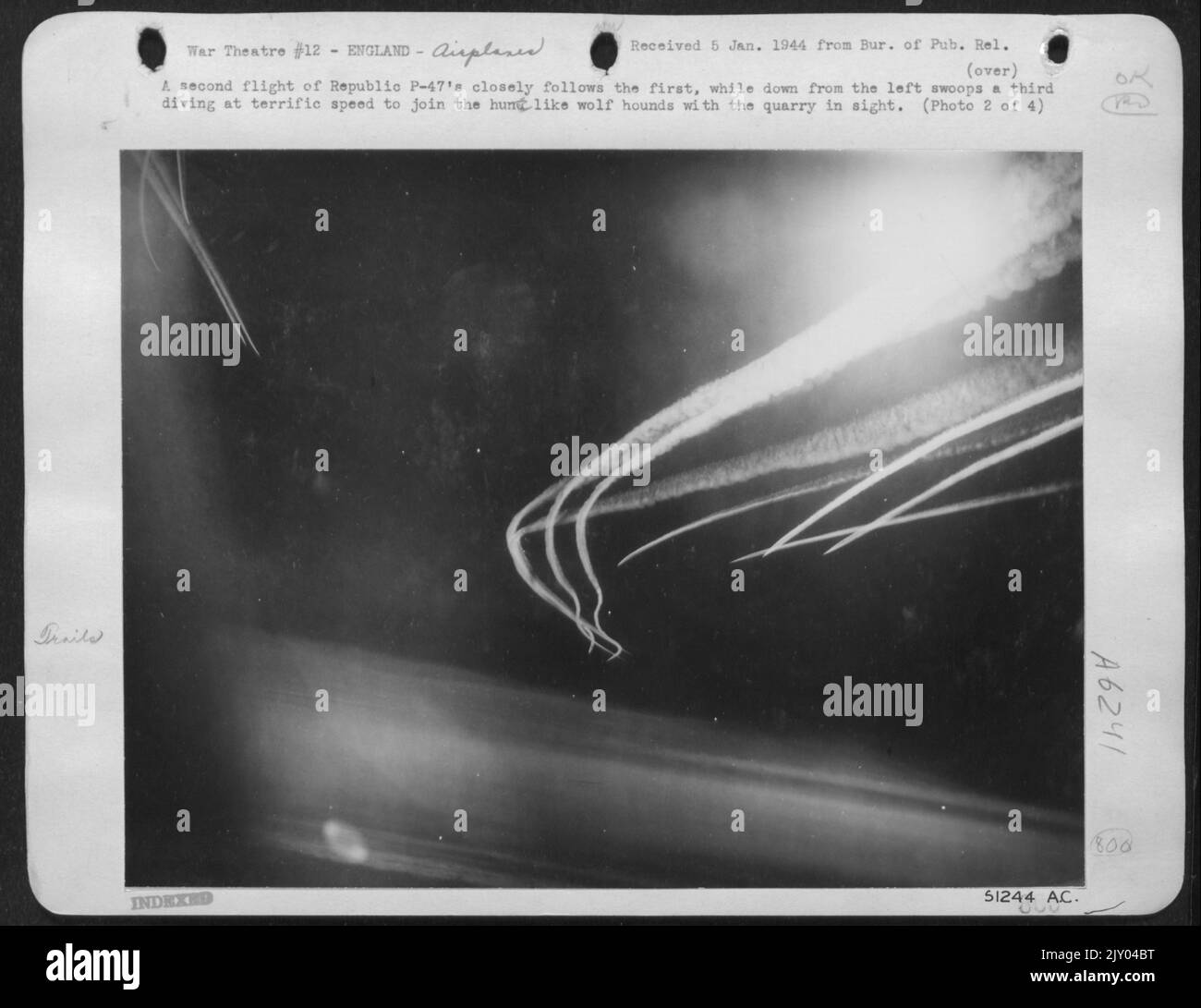 Un secondo volo di Republic P-47 mette in primo piano il primo, mentre scendendo da sinistra si fa un terzo tuffo a velocità incredibile per unirsi alla caccia come il lupo sfreccia con la cava in vista. Foto Stock