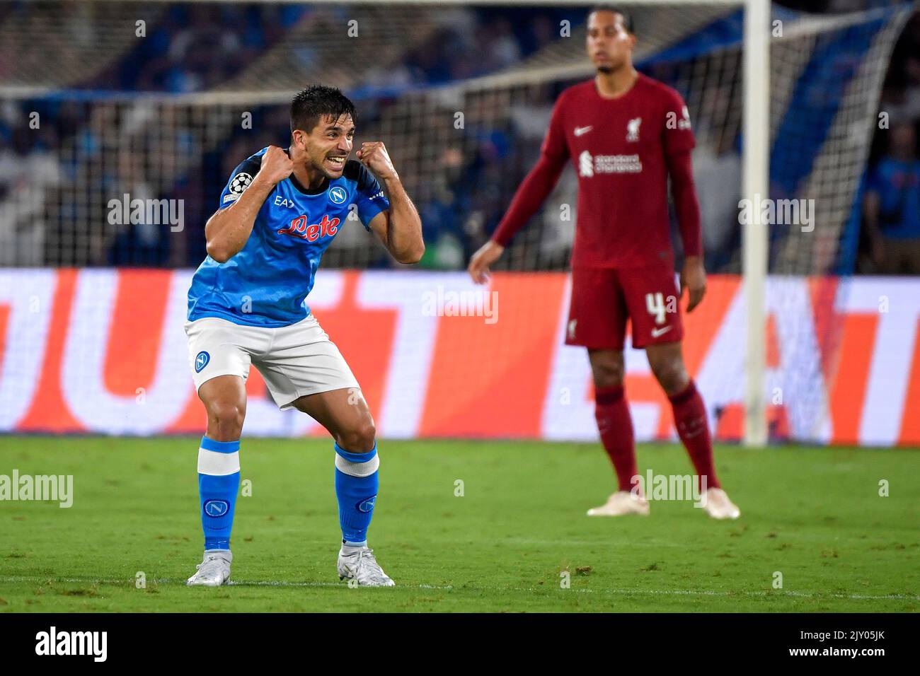 Napoli, Italia. 07th Set, 2022. Giovanni Simeone della SSC Napoli celebra, dopo aver segnato il gol del 3-0 durante il Champions League Group, Una partita di calcio tra SSC Napoli e Liverpool FC allo stadio Diego Armando Maradona di Napoli (Italia), il 7th settembre 2022. Foto Andrea Staccioli/Insidefoto Credit: Insidefoto di andrea staccioli/Alamy Live News Foto Stock