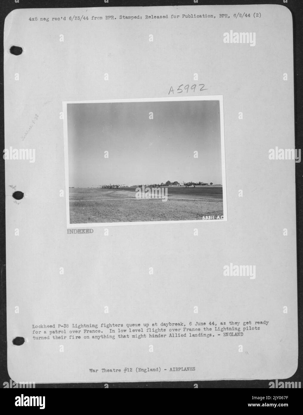 Lockheed P-38 lightnings combattenti coda u pat break giorno, 6 giugno 44, come si preparano per una pattuglia sulla Francia. Nei voli di basso livello sopra la Francia i piloti di Lightning hanno girato il loro fuoco su qualche cosa che potrebbe hunder gli sbarchi alleati.-INGHILTERRA Foto Stock