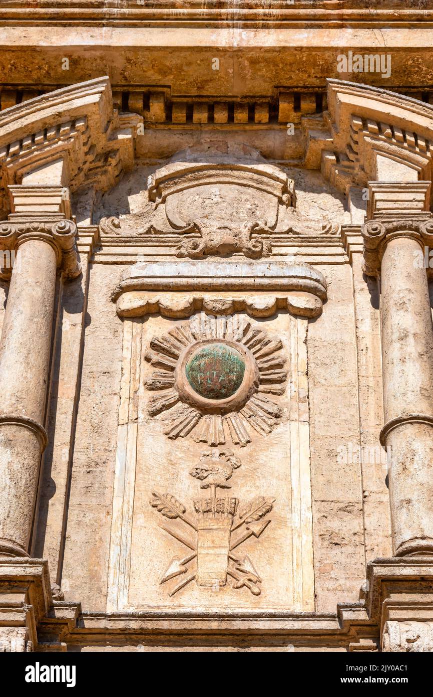 Vecchia chiesa coloniale cattolica di San Sebastian y San Miguel. Decorazioni in pietra sulla parte superiore della porta principale. Foto Stock