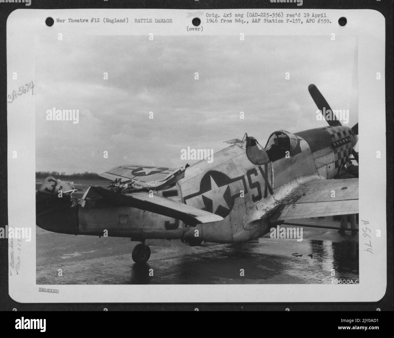 Un P-51 nordamericano del 353rd Fighter Group è tornato alla sua base in Inghilterra con Una sezione di coda demolita risultante da combattimento aereo. 27 febbraio 1945. Foto Stock