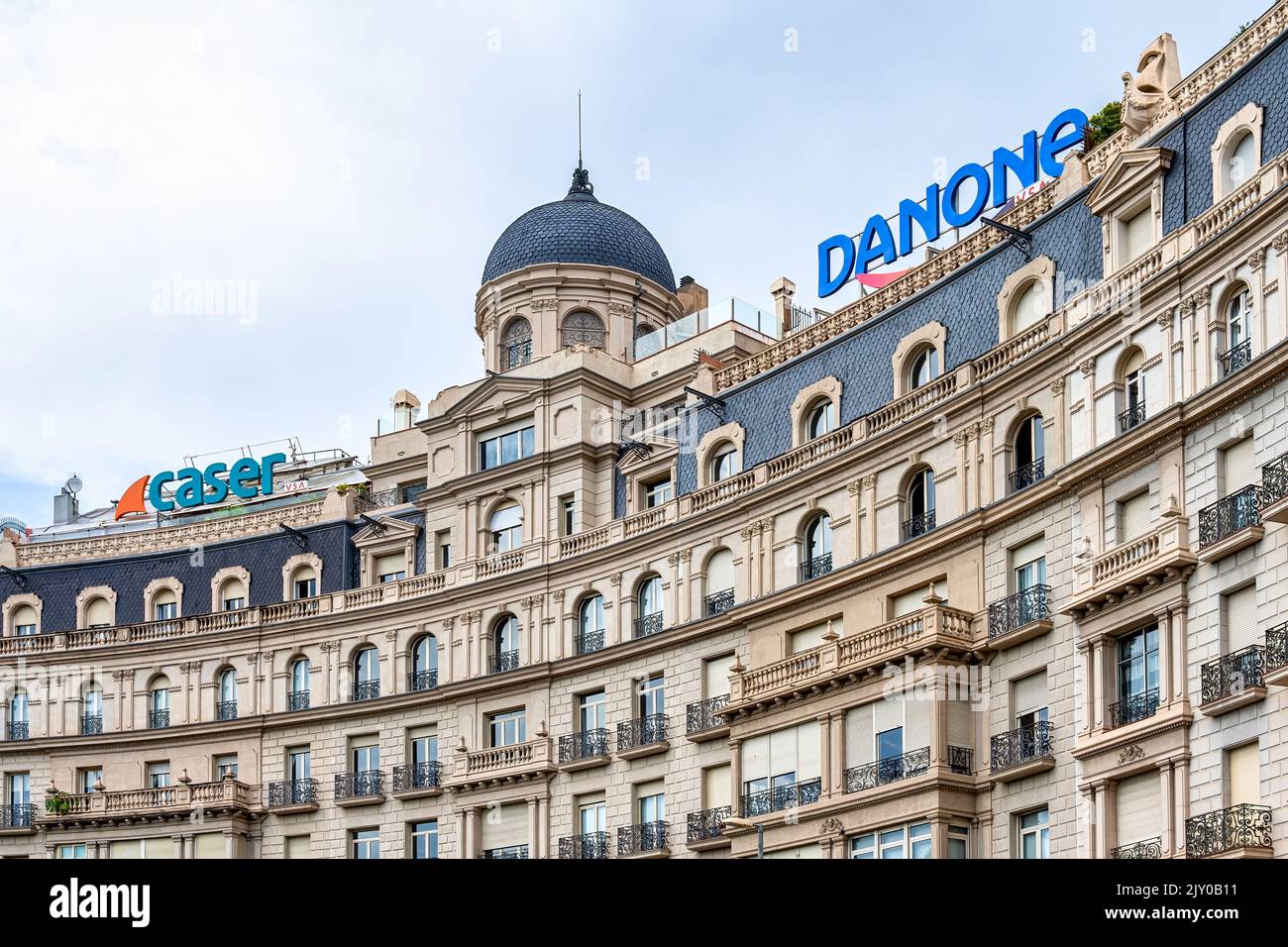 Facciata dell'edificio Danone situato in Plaza Francesc Macia. La piazza è uno dei più importanti quartieri degli affari della città e uno dei più importanti quartieri commerciali della città Foto Stock