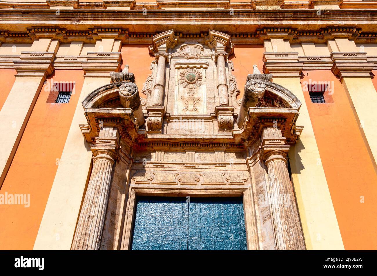 Vecchia chiesa coloniale cattolica di San Sebastian y San Miguel. Particolare della porta d'ingresso dell'edificio religioso nella facciata. Foto Stock