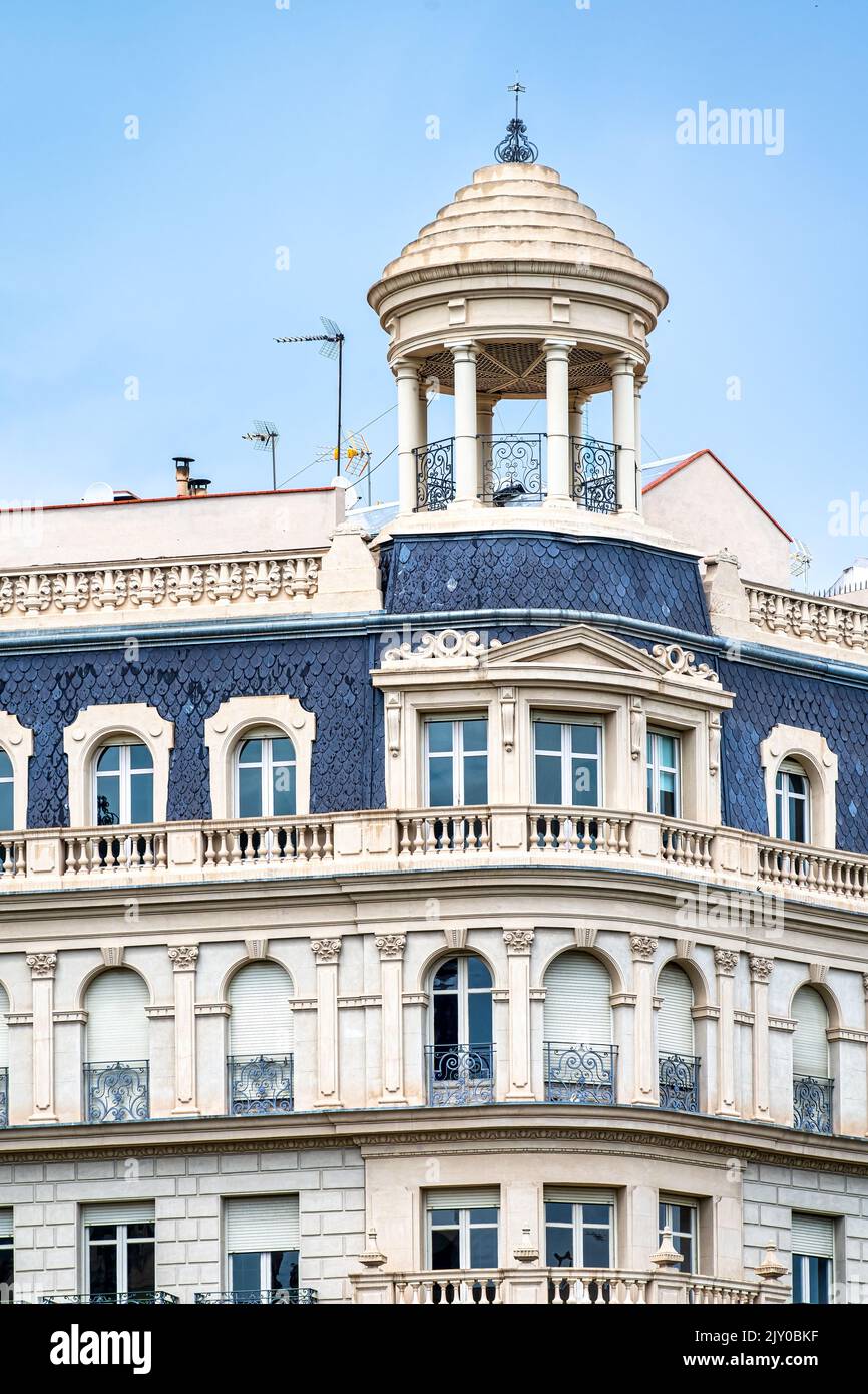 Facciata dell'edificio Danone situato in Plaza Francesc Macia. La piazza è uno dei più importanti quartieri degli affari della città e uno dei più importanti quartieri commerciali della città Foto Stock