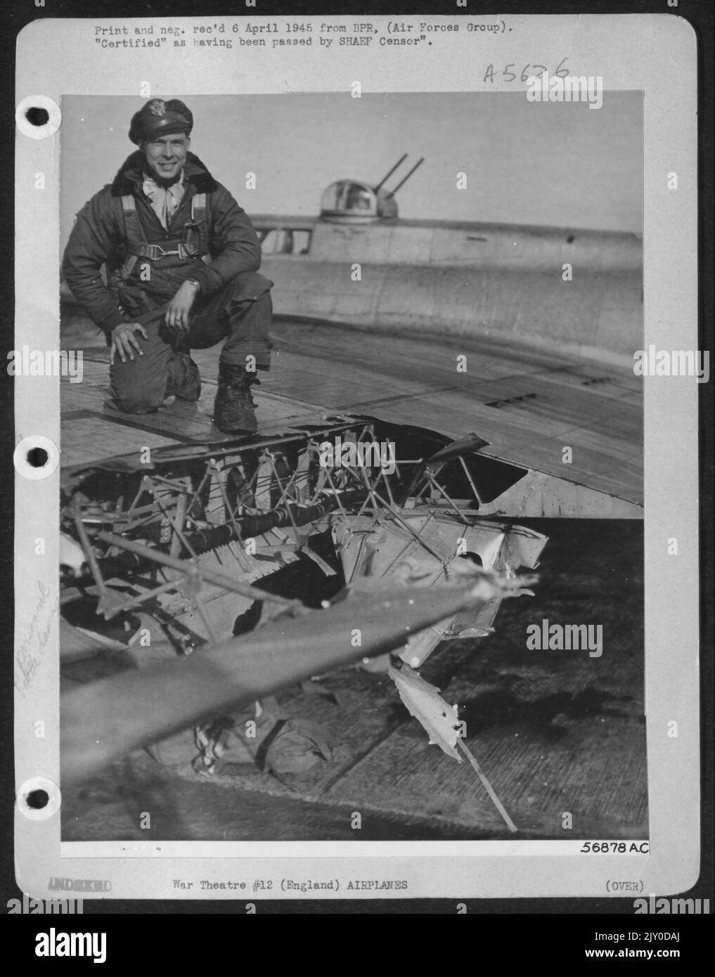 INDIETRO DA HAMBURT---nonostante il cannone-fuoco danni da aerei da combattimento tedesco jet-powered che hanno distrutto le superfici di controllo ma mancati serbatoi di benzina, 2nd Lt. Carl L. Washburn, Jr., 21-year-old US 8th AF Boeing B-17 pilota di volo ofrtress Foto Stock