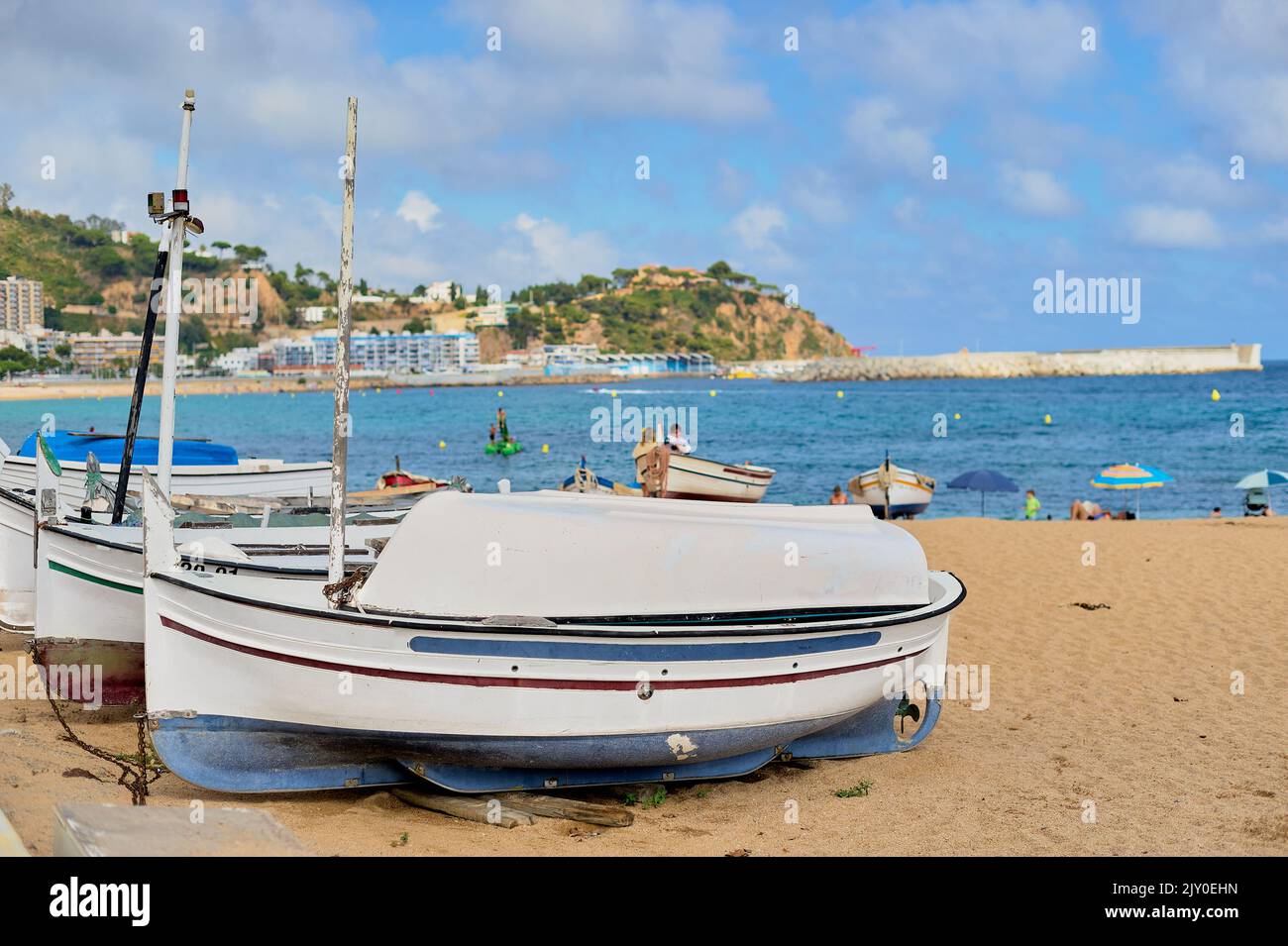 Vista della spiaggia di Blanes con le barche in primo piano sulla Costa Brava, Catalogna, Spagna. Foto Stock