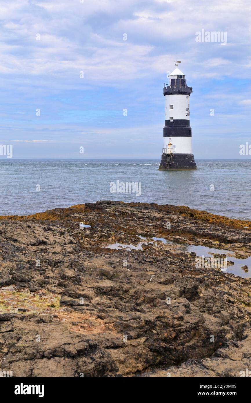 Penmon Lighthouse o Trwyn Du Lighthouse, Penmon, Isola di Anglesey, Ynys Mon, Galles del Nord, REGNO UNITO. Foto Stock