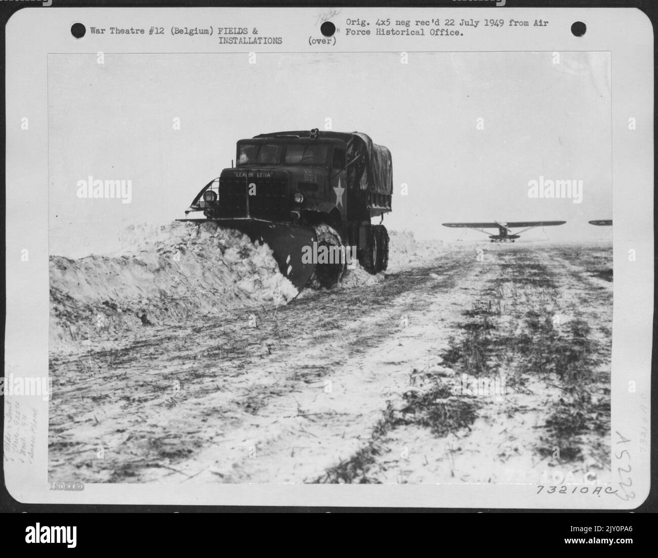Uno dei compiti del 925Th Engineer Regiment, 9th Engineer Command, è mantenere le piste chiare per l'uso operativo. Qui, Un aratro rimuove la neve da Una striscia di Cub da qualche parte in Belgio. 12 gennaio 1945. Foto Stock