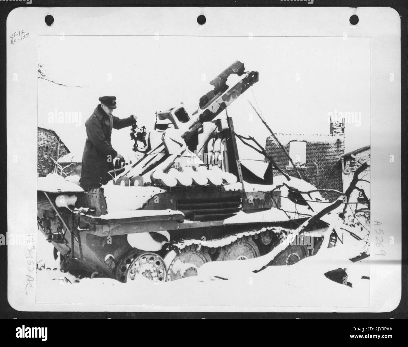 A German Mobile 15cm Howitzer [SIG 33 'Bison'] silenziato da Nona Air Force Republic P-47 Thunderbolt Fighter-Bombers del IX comando aereo tattico vicino a Trois Ponts, Belgio. I suoi spearheads blunted blunted dai tre comandi tattici dell'aria del Ninto durante Foto Stock