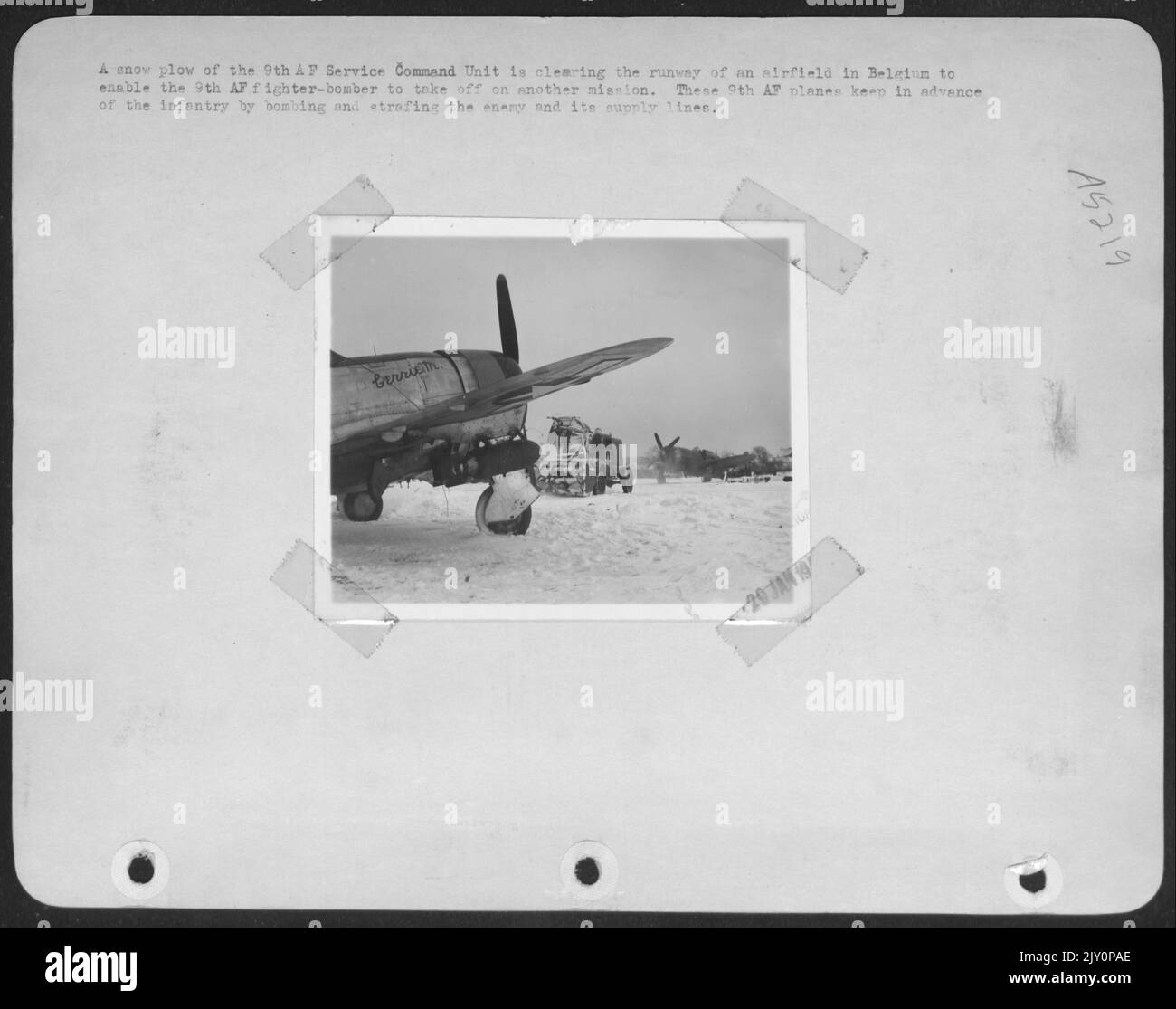 Uno spazzaneve della 9th AF Service Command Unit sta sgomberando la pista di un aeroporto in Belgio per consentire al combattente-bombardiere AF 9th di decolarsi su un'altra missione. Questi 9th aerei AF tengono in anticipo la fanteria bombardando e stravolgendo l'Enemia e. Foto Stock