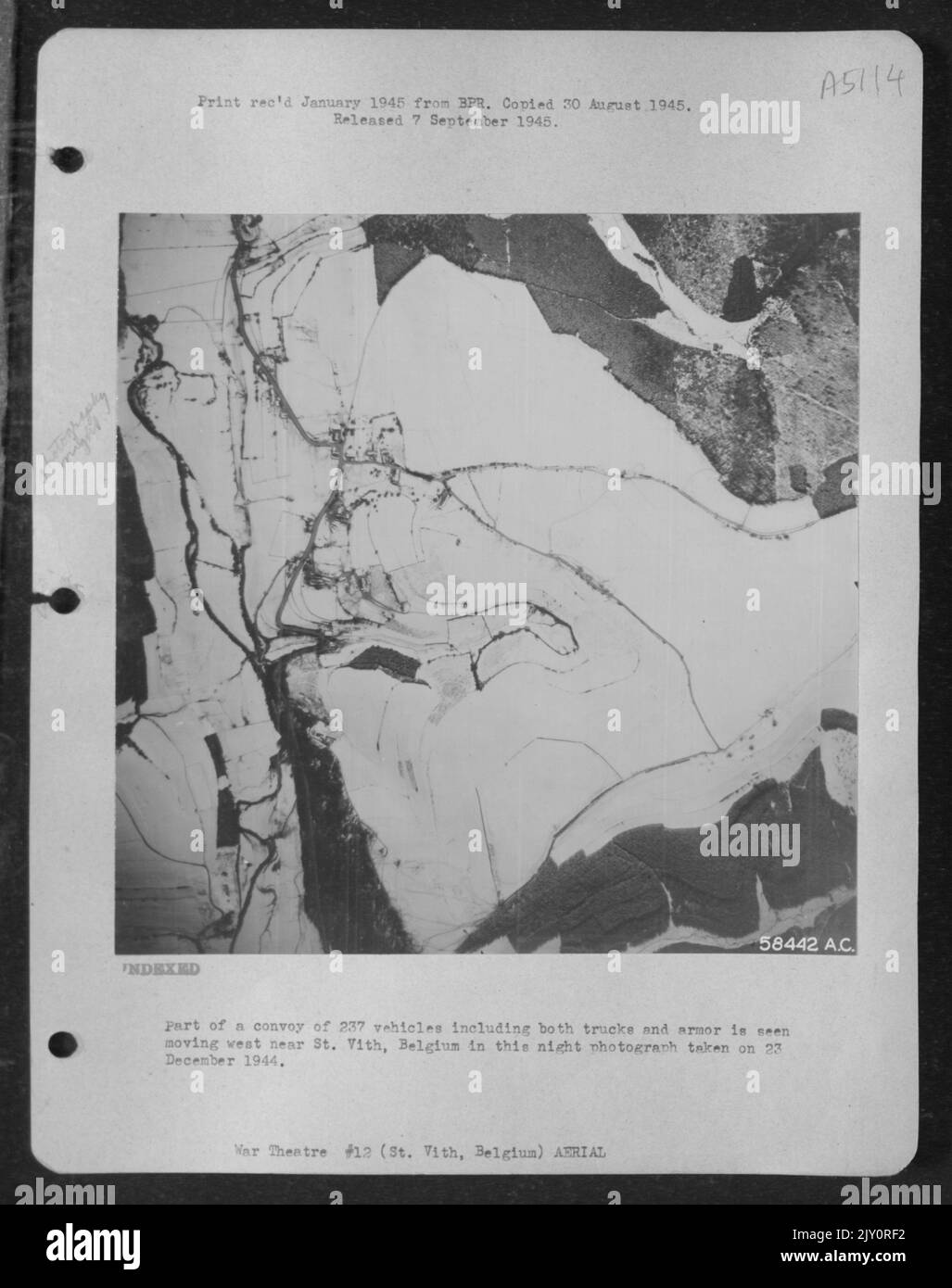 Parte di Un convoglio di 237 veicoli tra cui sia Trucks e Armor è visto in movimento verso ovest vicino a St. Vith, Belgio inthis Night fotografia scattata il 23 dicembre 1944. Foto Stock