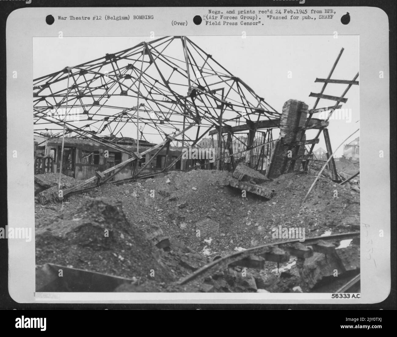 Un terminal di tram usato dai tedeschi durante il loro ritiro lungo il confine Belgio-Germania, come appariva dopo un attacco da 9th combattenti AF. Il versatile Republic P-47 Thunderbolts del 9th AF ogni giorno perofrm una varietà di tattica Foto Stock