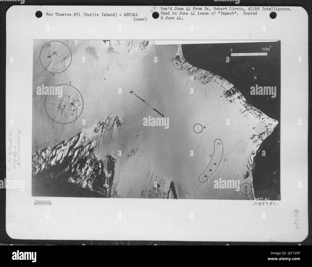 Isole Kurile-Paramushior Sud. Le torri radio (1) gettano lunghe ombre sulla neve. Altri numeri sono (2) probabile radar, (3) gruppo di edifici, (4) possibili pistole AA, (5) trappola cisterna, (6) edifici in costruzione e (7) 30 barche da pesca in barca. Foto Stock