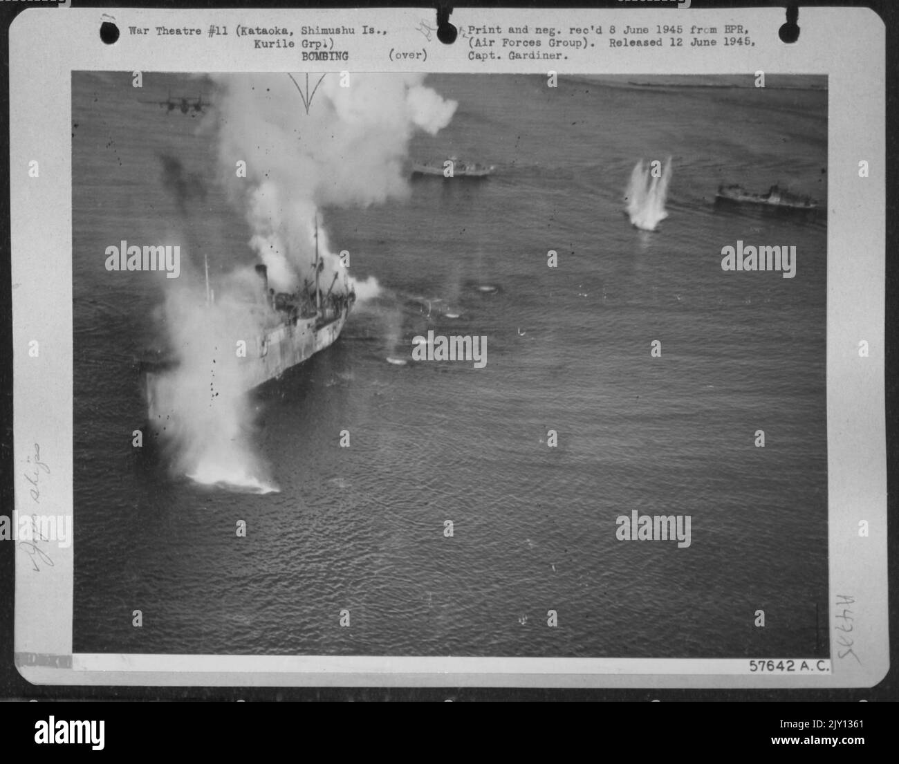 Già colpito due volte e la sua Stern soffiato fuori, questa nave da carico giapponese da 2.500 Ton è morta in acqua in attesa dell'attacco di Un secondo Bomber nordamericano B-25, avvicinandosi a sinistra superiore, che lo trasmetterà al fondo. Questa nave era una delle sei Enemy Cargo Foto Stock