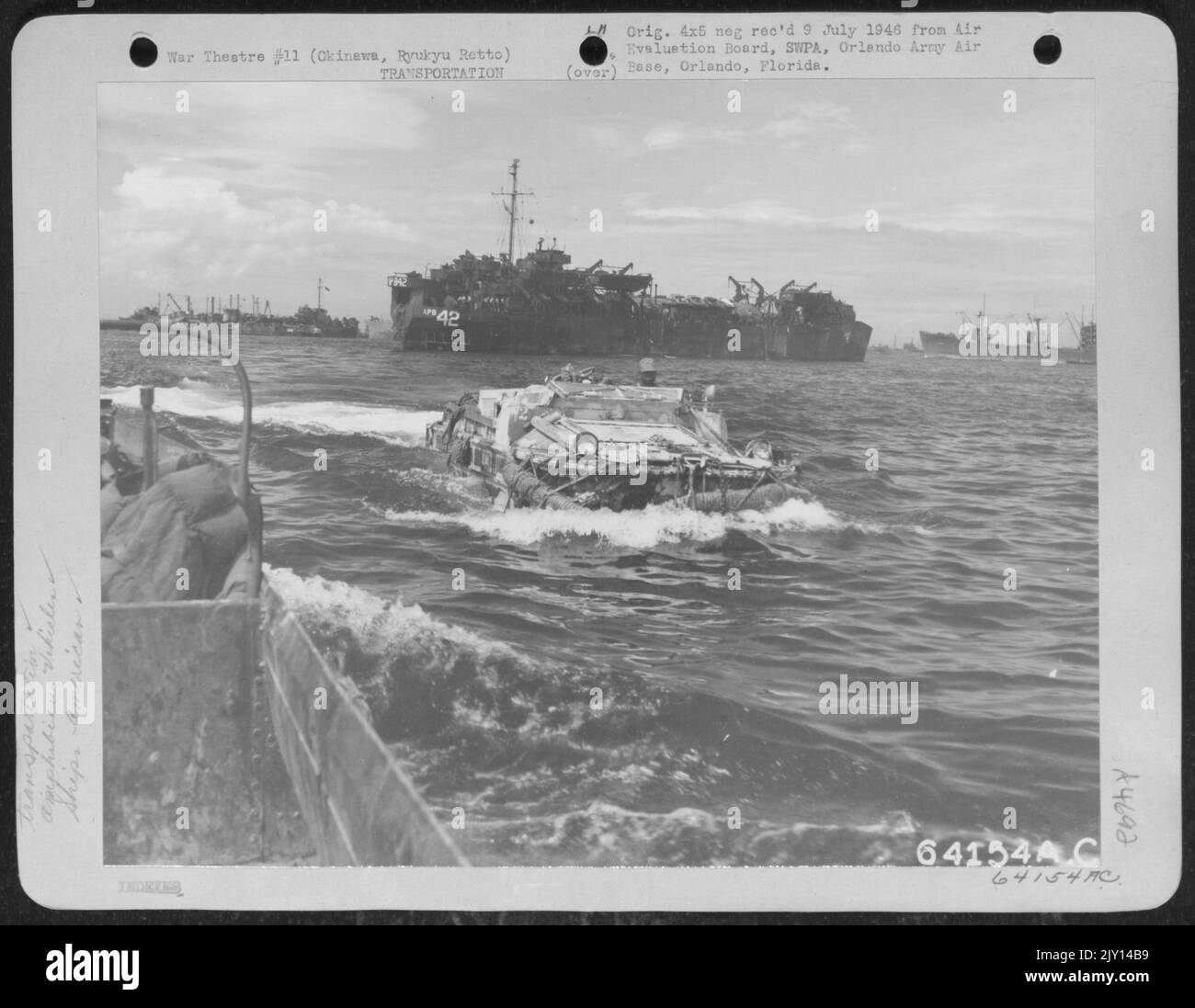 'Anatre' che portano rifornimenti da navi nel porto. Queste forniture sono state successivamente trasferite (dalle 'anatre') ad Una gru 6X6 e restituite alla nave. Ciò ha accelerato lo scarico delle navi e l'impilamento delle forniture. Okinawa, 7 agosto 1945. Foto Stock