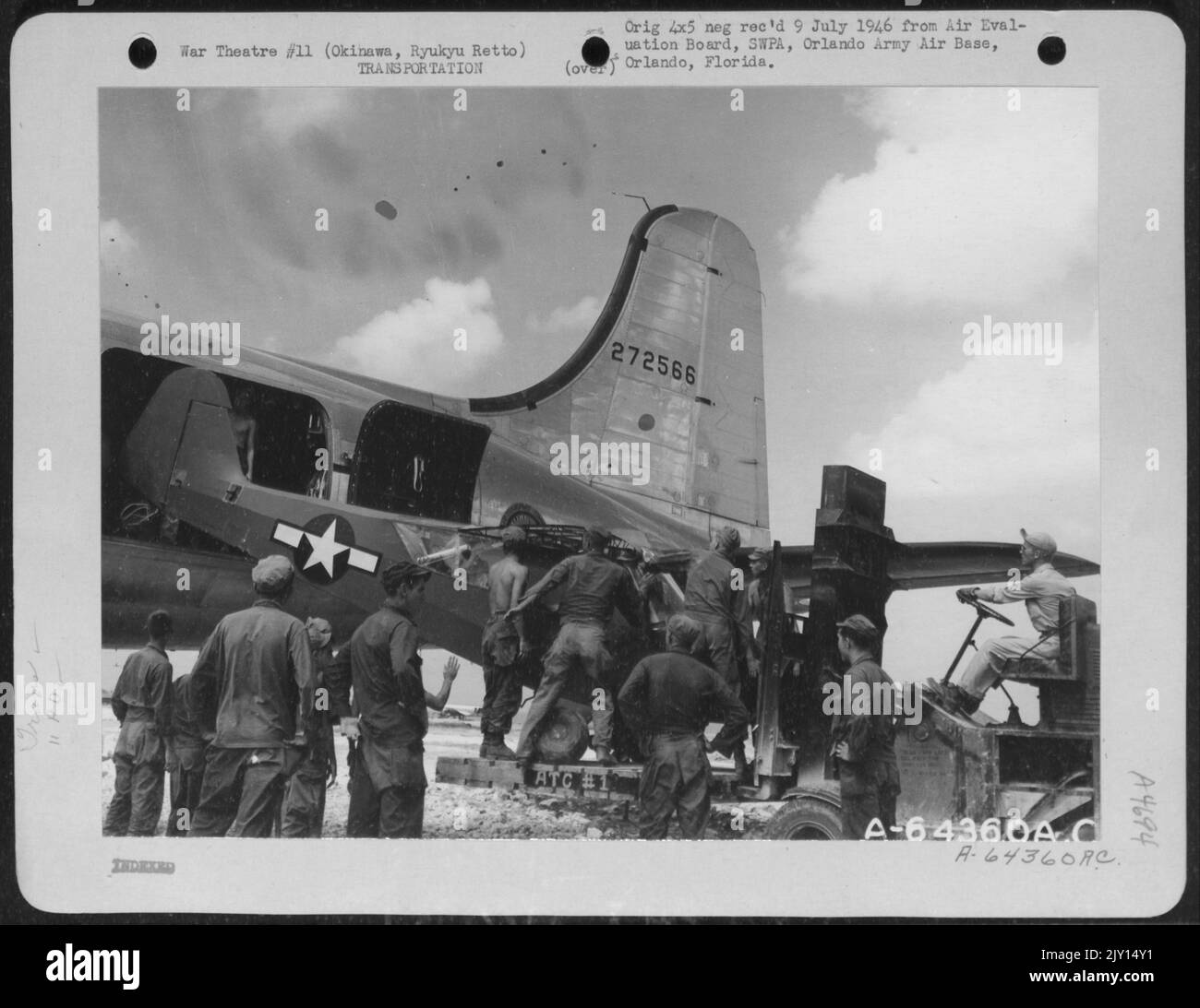 Gli uomini della divisione 11th Airborne caricano l'aereo di collegamento L-4 in un Douglas C-54 per la spedizione alla pista di atterraggio di Atsugi. Okinawa, Ryukyu Rett, 30 agosto 1945. Foto Stock