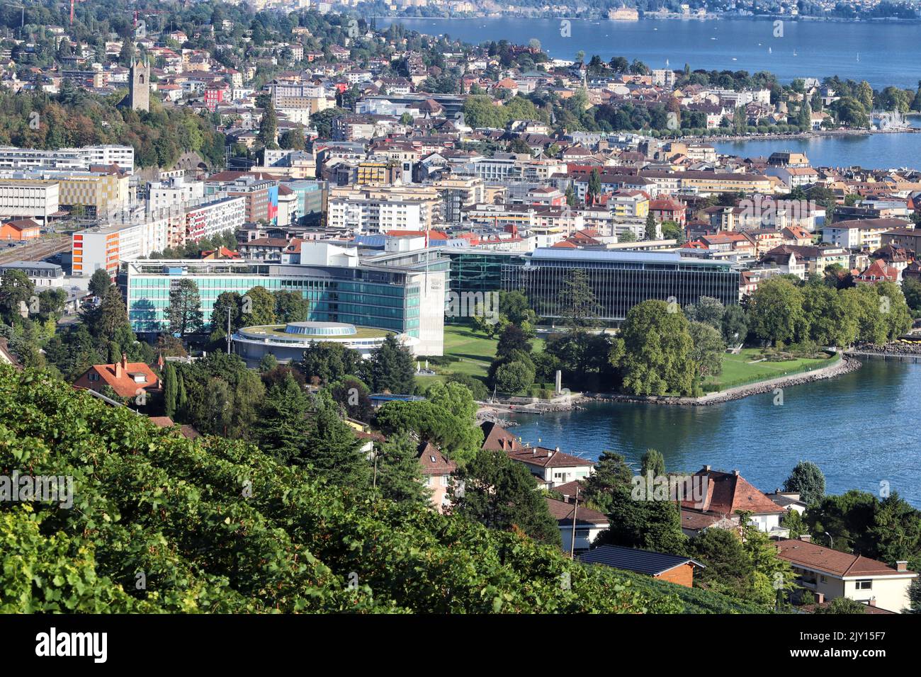 Vevey, Svizzera - 4 settembre 2022: Gli uffici della sede centrale di Nestle sono visti dalla cima della montagna. Foto Stock