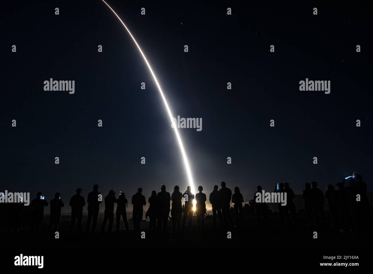 Un comando globale di colpo dell'aeronautica lancia il missile balistico intercontinentale del Minuteman III disarmato durante un test operativo alle 1:13:00 PDT, 7 settembre alla base di forza spaziale di Vandenberg, Calif. I lanci di test di ICBM dimostrano che la flotta di ICBM degli Stati Uniti è rilevante, essenziale e fondamentale per sfruttare la posizione dominante in un'era di competizione strategica. (STATI UNITI Foto Air Force di Airman 1st Class Ryan Quijas) Foto Stock