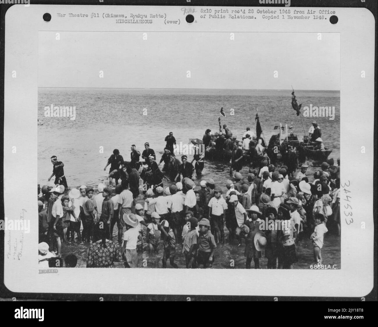 Okinawa, Ryukyu Retto Boating Race -- un evento annuale - i barcaioli in costume visti in acqua hanno appena completato Un Concorso di Corse nel Mare della Cina al largo di Okinawa, e sono stati accolti dai bambini nativi che Someday prenderà i loro posti ai remi. Il Foto Stock Okinawa, Ryukyu Retto Boating Race -- un evento annuale - i barcaioli in costume visti in acqua hanno appena completato Un Concorso di Corse nel Mare della Cina al largo di Okinawa, e sono stati accolti dai bambini nativi che Someday prenderà i loro posti ai remi. Il Foto Stock