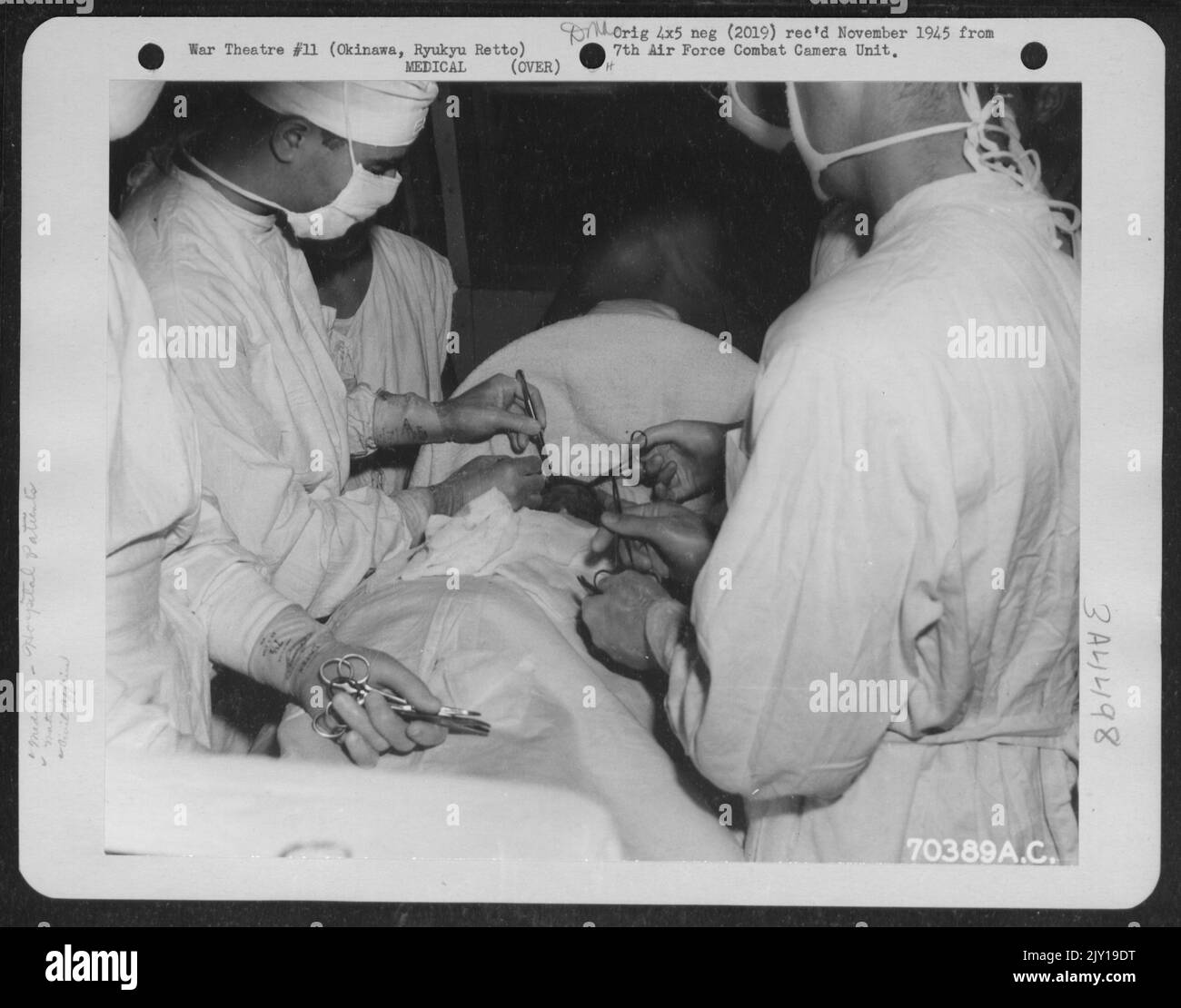 Un nativo di Okinawan subisce Un'operazione tumorale nella sala operatoria dell'American Military Government Hospital di Okinawa, Ryukyu Rett. Tutti i pazienti sono nativi dell'isola. 15 giugno 1945. Foto Stock